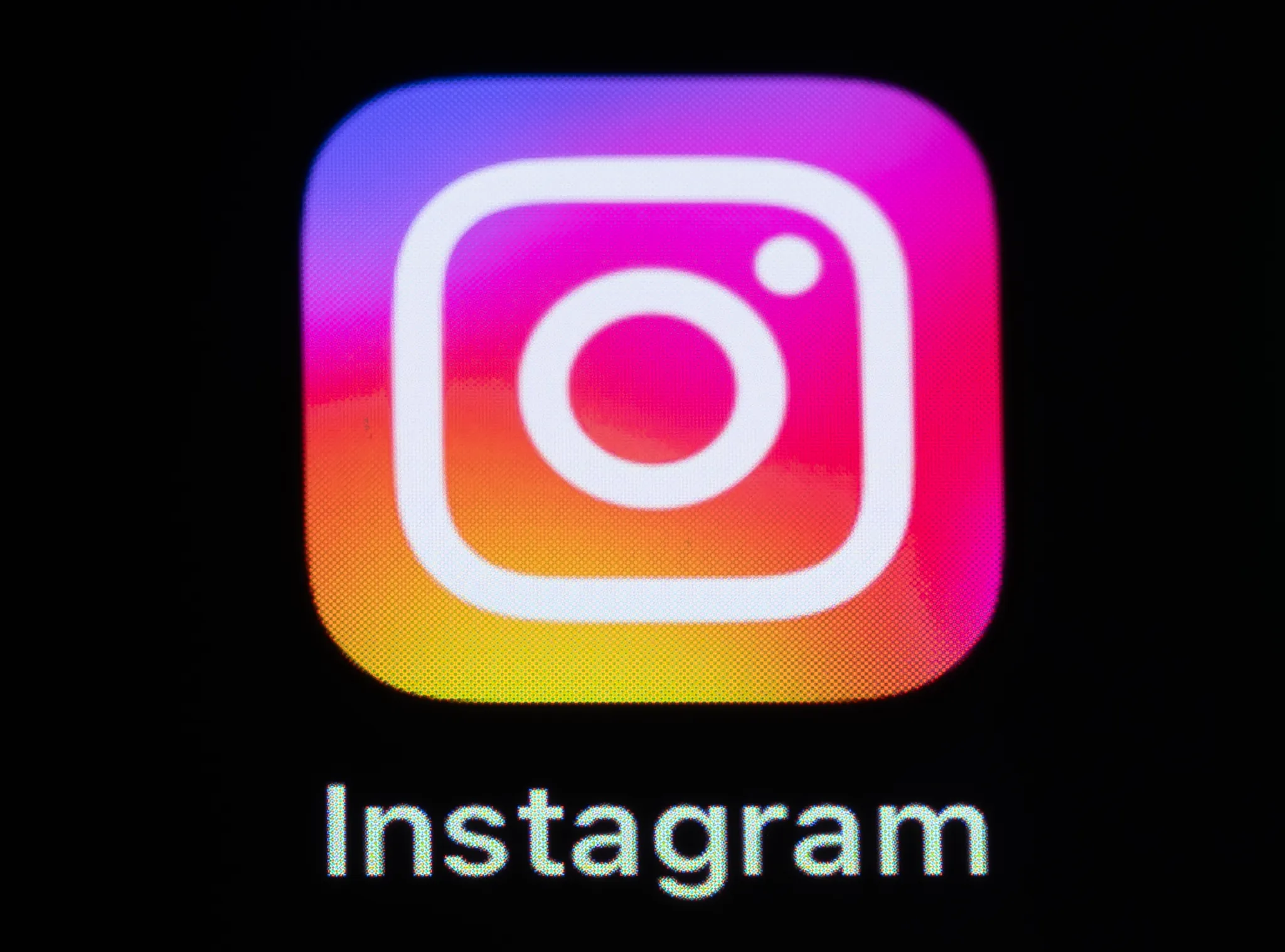 Instagram Head Debunks Mic-Listening Rumor, Highlights AI's Role in Ad Targeting